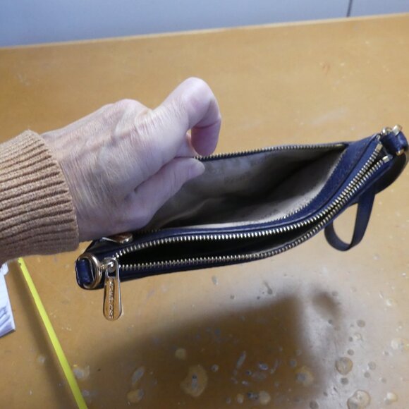 Michael Kors  Navy Signature Large Leather Wristlet excellent condition - Picture 4 of 5